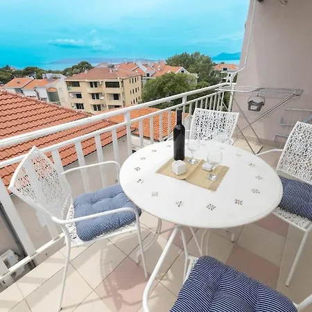 Smile Family Apartment, Garage Free Parking, Centar Located アパート